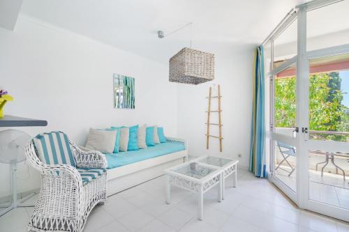 uma sala de estar com um sofá e uma mesa em Vilarosa Oceanside by Encantos do Algarve - 1B em Portimão