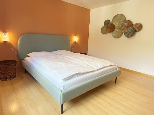 A bed or beds in a room at Seeblick an Luxusmeile 4P, 70m2 - Parkplatz, - S11-1