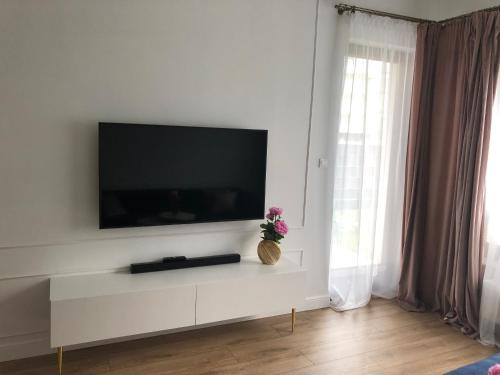 Televisyen dan/atau pusat hiburan di Mlociny Apartment