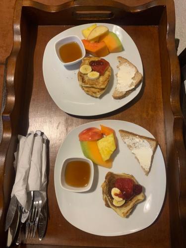 deux assiettes de nourriture sur une table en bois dans l'établissement Hotel Mansion Del Rey, à Antigua Guatemala