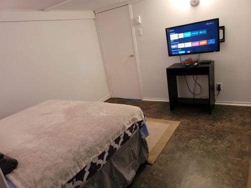 Телевізор і / або розважальний центр в Lower level apt 6ft high close to hwy netflix wifi