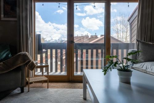 sala de estar con vistas a un balcón en SKI IN, WALK OUT! The perfect mountain retreat!, en Crested Butte