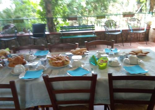 a table with a white table cloth with food on it at Bed & Breakfast Paui in Càbras