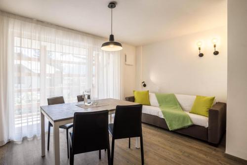 een woonkamer met een tafel en een bank bij Apartment Cinch Residence Bun Ste in San Vigilio Di Marebbe