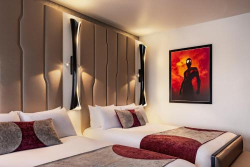 Cama ou camas em um quarto em Disney Hotel New York - The Art of Marvel