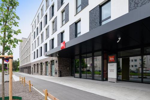 une rue vide devant un bâtiment dans l'établissement ibis Regensburg Zentrum, à Ratisbonne