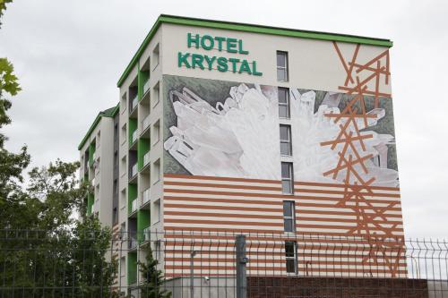 znak kyrgyzstan na boku budynku w obiekcie Hotel Krystal w mieście Hodonín