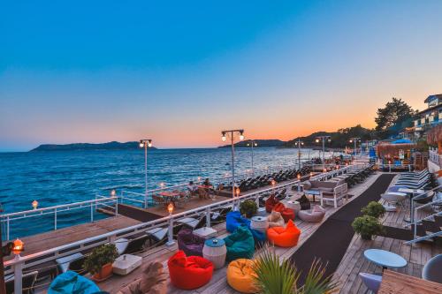 un pont d'un navire de croisière avec des chaises et l'océan dans l'établissement Hotel Sonne - Adults Only, à Kaş