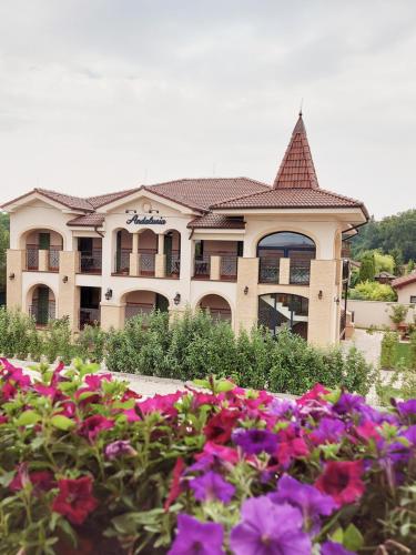 um edifício com um ramo de flores à frente dele em Apartmánový dom Andalusia em Veľký Meder