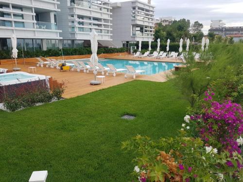 A piscina localizada em PLAYA DORADA ou nos arredores