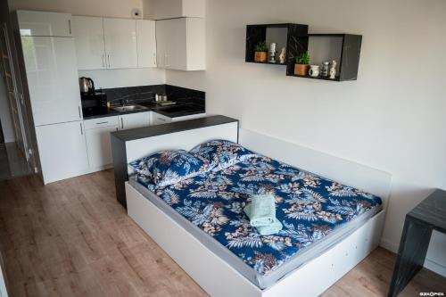 a small room with a bench in a kitchen at Wyszyńskiego 10 in Białystok