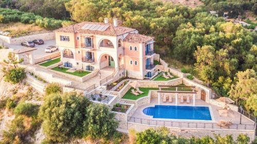 vista aerea di una casa con piscina di Elysium Living Parga a Párga