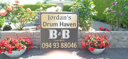 um sinal para um jardim de flores durham durham durham em Jordan's Drum Haven B&B, Knock em Knock