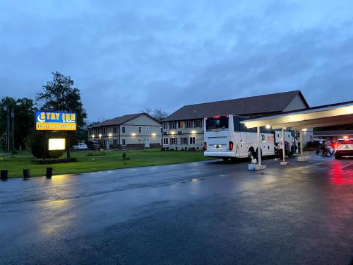 un camion est garé dans une station-service dans l'établissement Driftwood Motel, à Niagara Falls