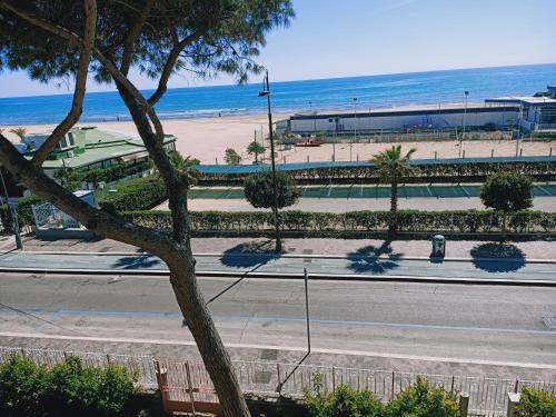 an empty street next to a beach with the ocean at A casa di Monachella in Gaeta