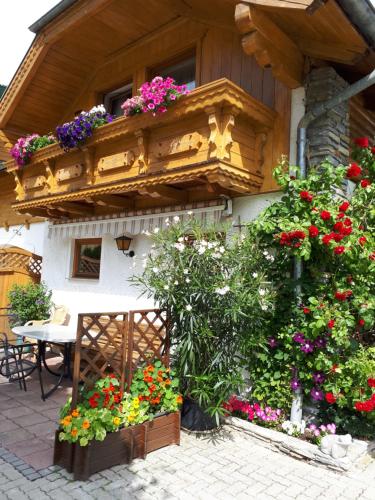 een huis met bloemen erop bij Apartment Haus Dengg in Mauterndorf