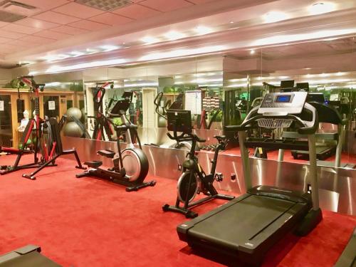 una palestra con diversi tapis roulant e un computer di Yonge Suites Furnished Apartments a Toronto