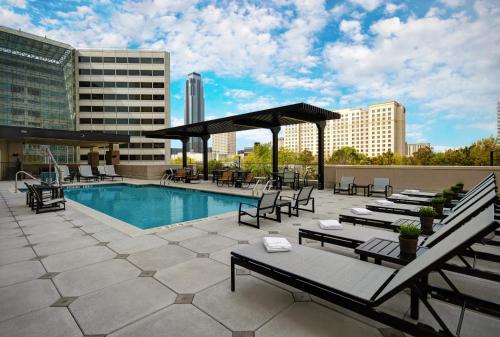 Swimming pool sa o malapit sa Holiday Inn Express - Houston - Galleria Area, an IHG Hotel