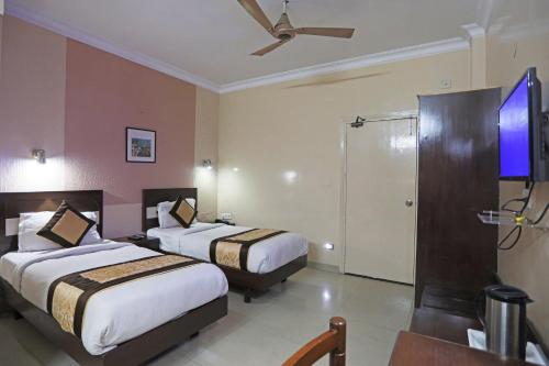 Кровать или кровати в номере Hotel The Tourist - 1 min from New Delhi Railway Station