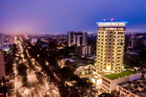 un bâtiment éclairé dans une ville la nuit dans l'établissement Hotel Vista Quince, à Guatemala