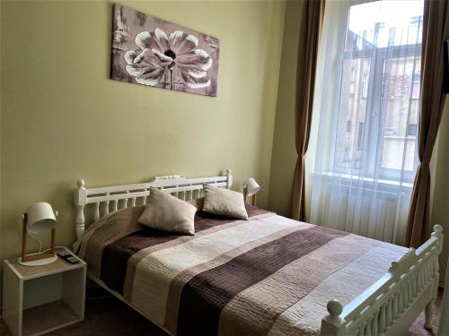 Кровать или кровати в номере Glorious Apartment Near The Old City