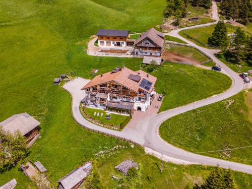 uma vista aérea de uma casa grande com uma entrada em Hotel Ciasa Rü Blanch em San Cassiano