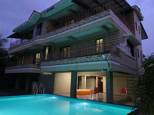 budynek z basenem przed nim w obiekcie Neville's Villa - Pet friendly with Pool w mieście Alibag