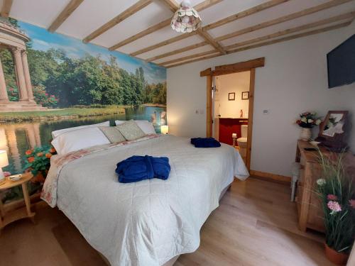 A bed or beds in a room at Wesley House Holidays - Choice of 2 Quirky Cottages in 4 private acres