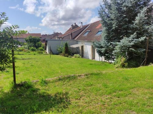 Fotografija v galeriji nastanitve Maison proche gare avec extérieur v mestu Neufchâteau