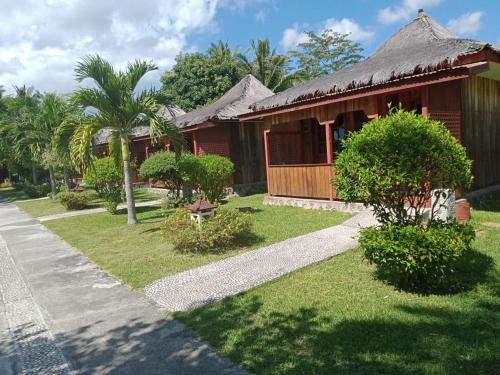 une maison avec un chemin à côté d'un bâtiment dans l'établissement Hotel Wailiti, à Maumere