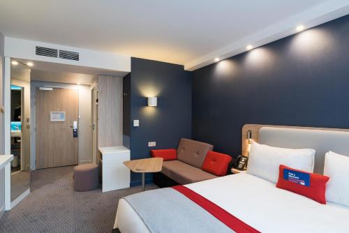 Holiday Inn Express - Paris - CDG Airport, an IHG Hotel में एक कमरे में एक या कई बेड