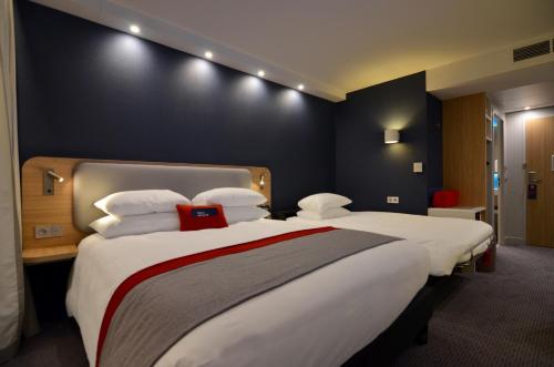 Holiday Inn Express - Paris - CDG Airport, an IHG Hotel में एक कमरे में एक या कई बेड