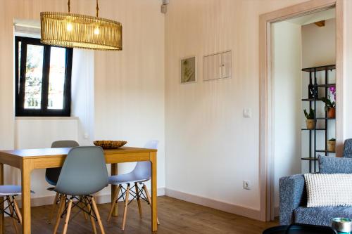 a dining room with a table and chairs at Casa Marmelos - Alojamento Local in Ourém