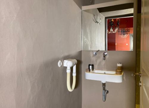 bagno con lavandino e specchio di Archontika Karamarlis a Makrinítsa