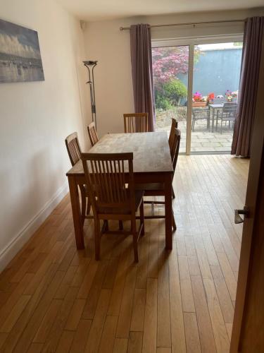 d'une salle à manger avec une table, des chaises et une fenêtre. dans l'établissement Feather bed 3 bedroom house, à Kinsale