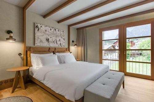 Llit o llits en una habitació de Grand Hotel Savoia Cortina d'Ampezzo, A Radisson Collection Hotel