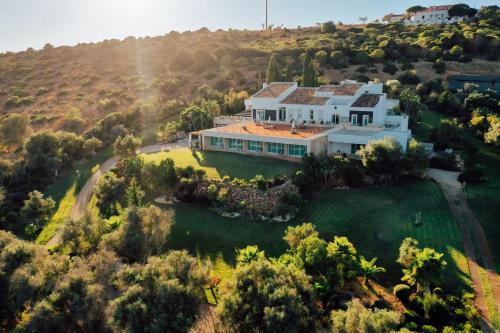 uma vista aérea de uma casa numa colina em Vila Valverde Design Country Hotel na Praia da Luz