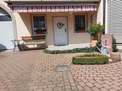 Casa pequeña con puerta azul y patio en Ferienwohnung Julia Metzger, en Rust