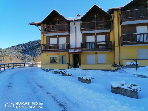 ein Gebäude mit Schnee davor in der Unterkunft APPARTAMENTO AL Sasso in Andalo