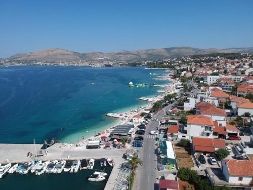 トロギールにあるEnjoy Trogir Ciovoの水上の船を用いた港の空中風景