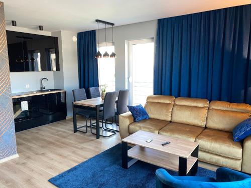 uma sala de estar com um sofá e uma mesa em VIP Apartament-Marine em Rumia