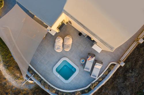 vista sulla piscina con un paio di scarpe di Villa Vinea Santorini a Imerovigli