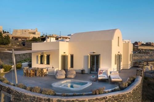 una villa con piscina nel deserto di Villa Vinea Santorini a Imerovigli