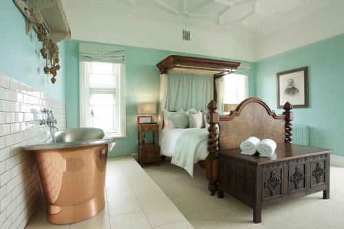 Tempat tidur dalam kamar di The Beach House