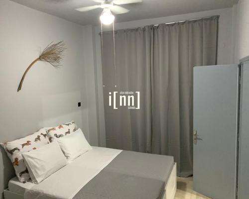 sypialnia z łóżkiem i oknem z napisem imi w obiekcie inn Kalamata Urban Suites DT w Kalamácie