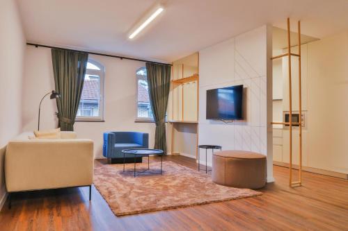 A television and/or entertainment centre at Benelux Hotel