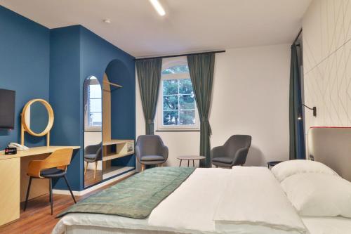 A bed or beds in a room at Benelux Hotel