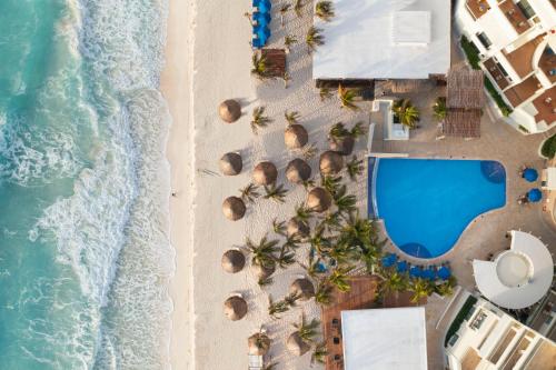 A piscina localizada em Hotel NYX Cancun ou nos arredores