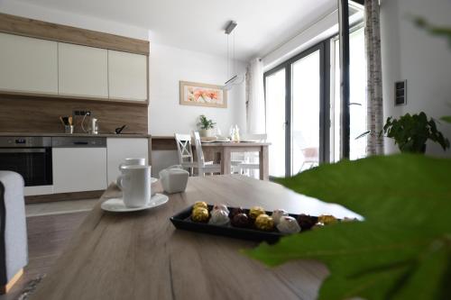 un plato de comida en una mesa en una cocina en Apartamenty Sun, en Szczyrk