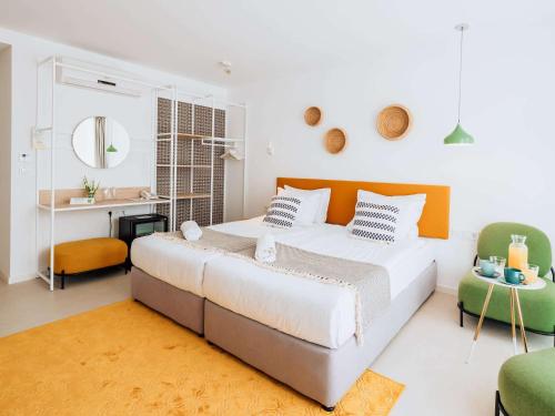 Un pat sau paturi într-o cameră la ibis Styles Golden Sands Roomer Hotel